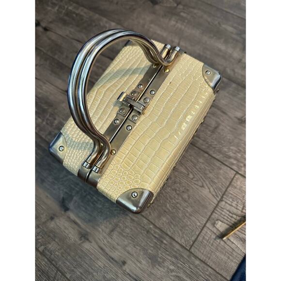 Borsa Bella Women's Cream & Gold Tone Trim Leather Train Box Bag - Picture 3 of 13